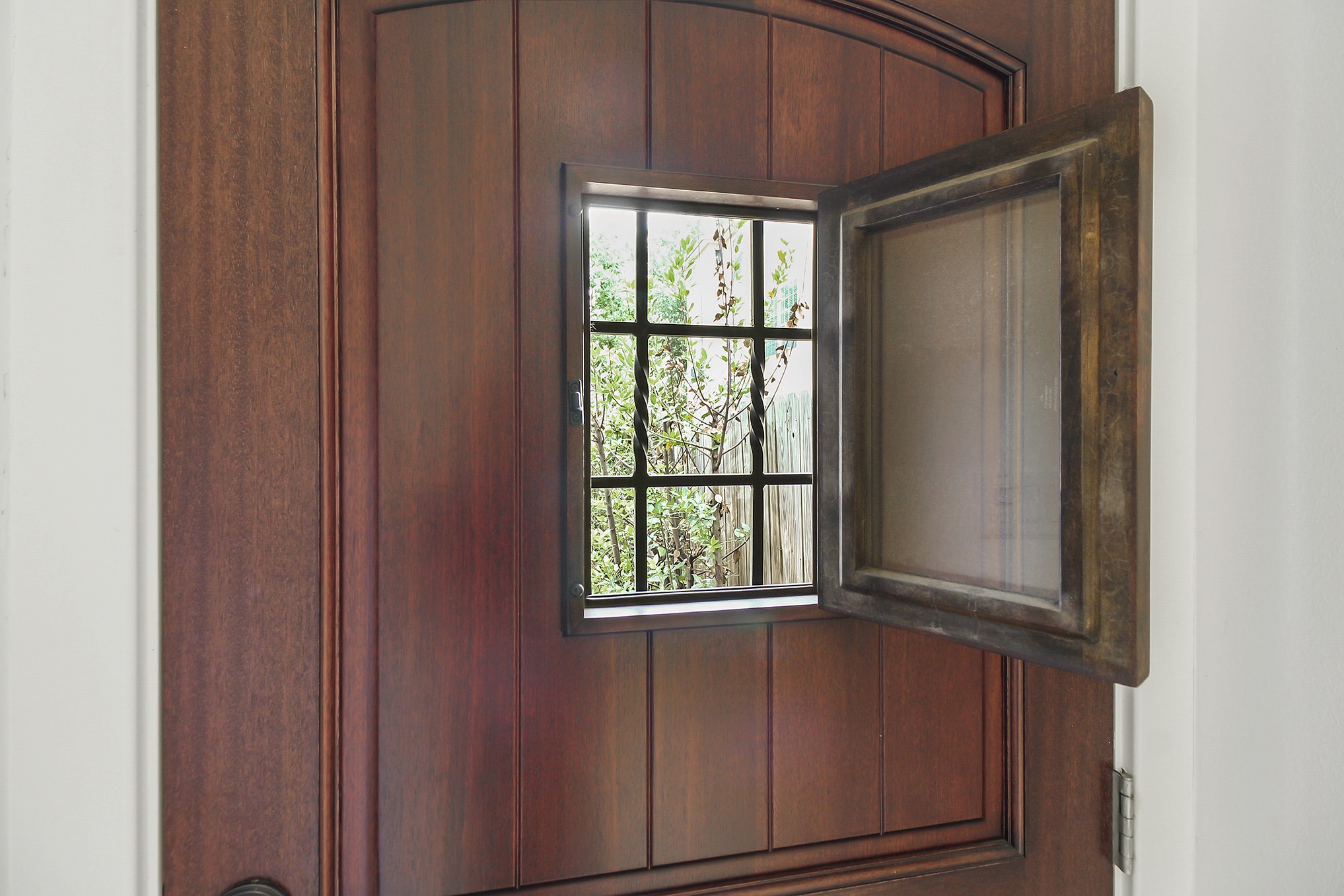 612 West 27th Street Houston, TX 77008 - Photo 5 of 36 a view of an empty room with a window