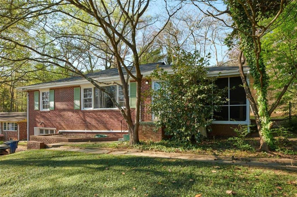 a view of a house with a yard