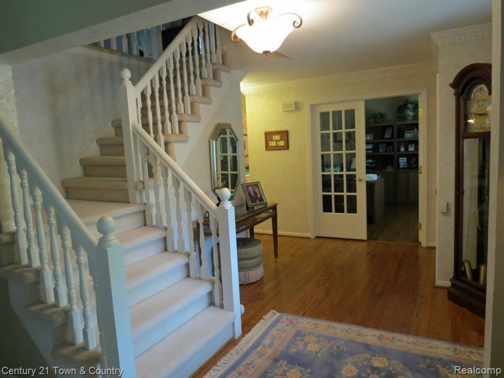 300 Lake Forest Road Rochester, MI 48309 - Photo 14 of 44 foyer_sc.jpg