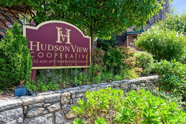 a view of front of a house with a yard