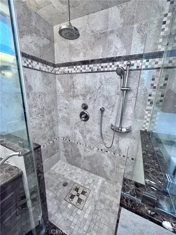 a view of a back yard