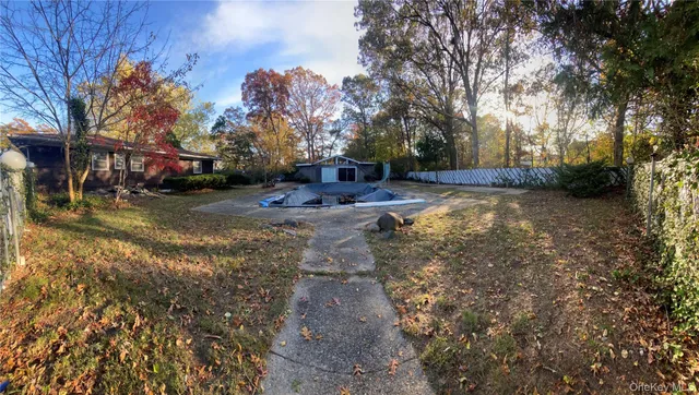 a view of a yard with a tree