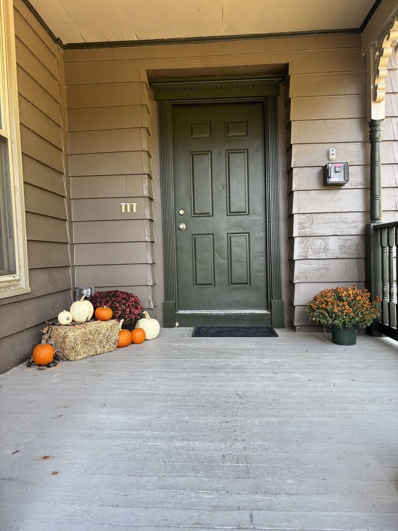 40 Mischa Court, Unit 100 Lake Zurich, IL 60047 - Photo 4 of 36 a backyard of a house