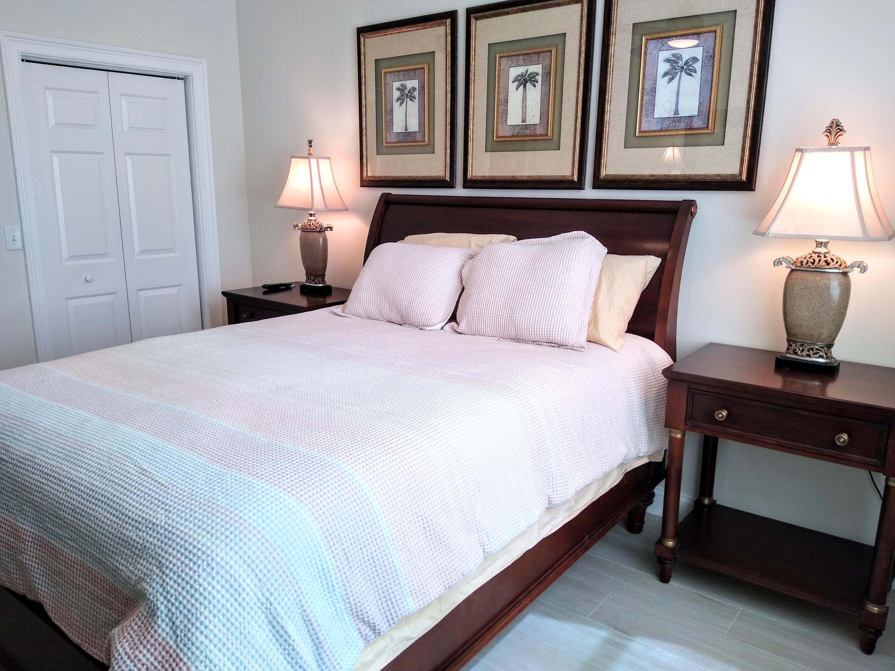 806 East Windward Way, Unit 410 Lantana, FL 33462 - Photo 17 of 33 a bedroom with a bed and a lamp
