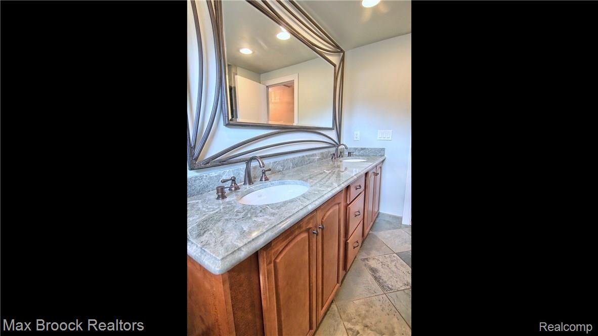 638 Overbrook Road Bloomfield Hills, MI 48302 - Photo 21 of 41 2nd_Bathroom.jpg