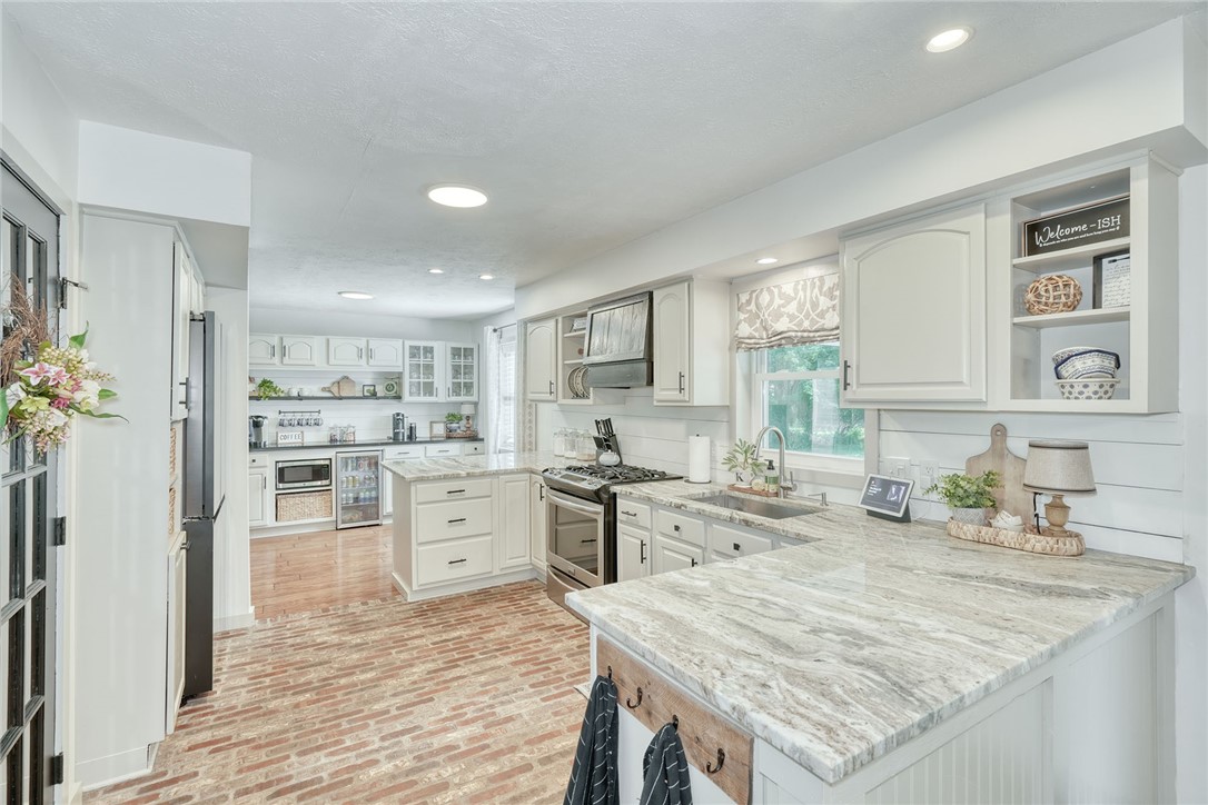 522 Salt Road Webster, NY 14580 - Photo 10 of 46 Updated Kitchen! Granite, shiplap, stainless appli