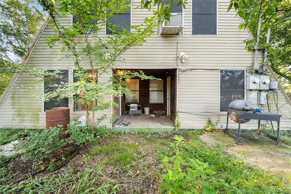 $1,300 | 3128 Emhouse Road, Corsicana, TX 75110