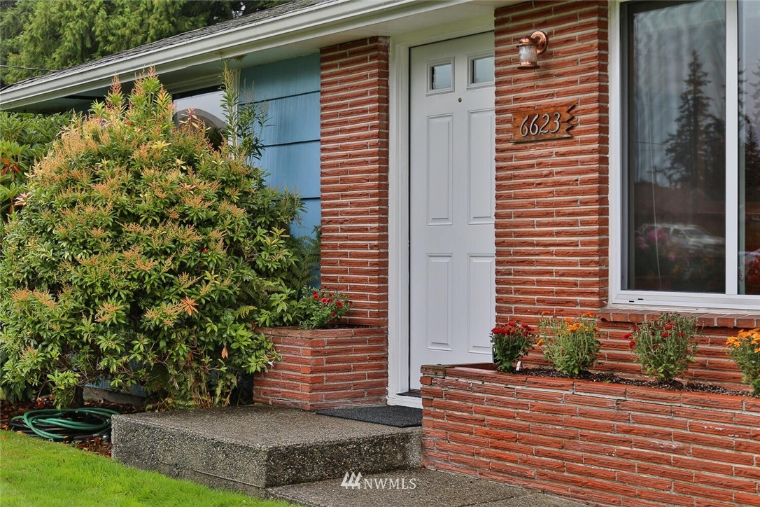 6623 Morgan Road Everett, WA 98203 - Photo 3 of 34