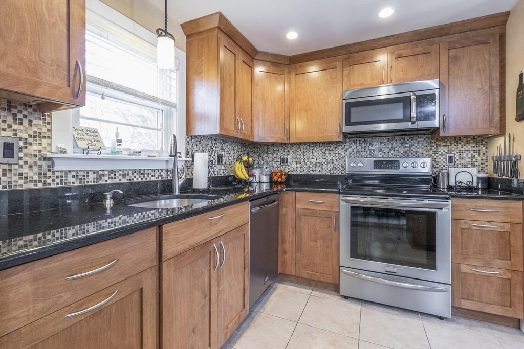 42 Livermore Road Waltham, MA 02451 - Photo 5 of 40 Gallery Image 5