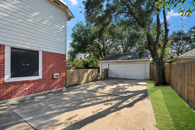a view of back yard of the house