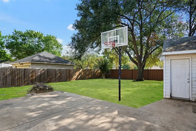 a view of a back yard