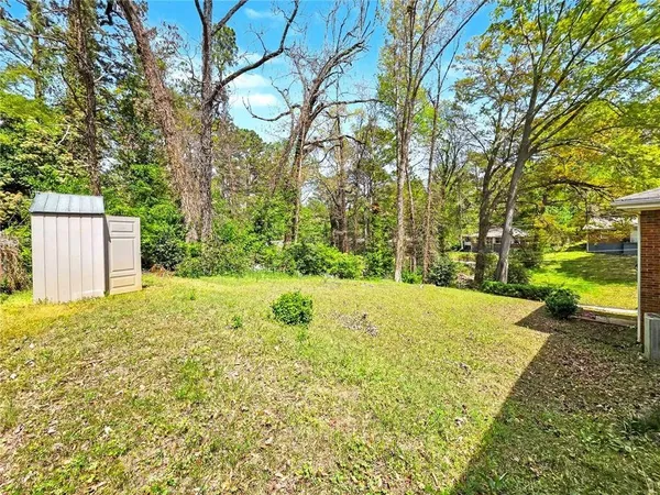 a view of yard with tree