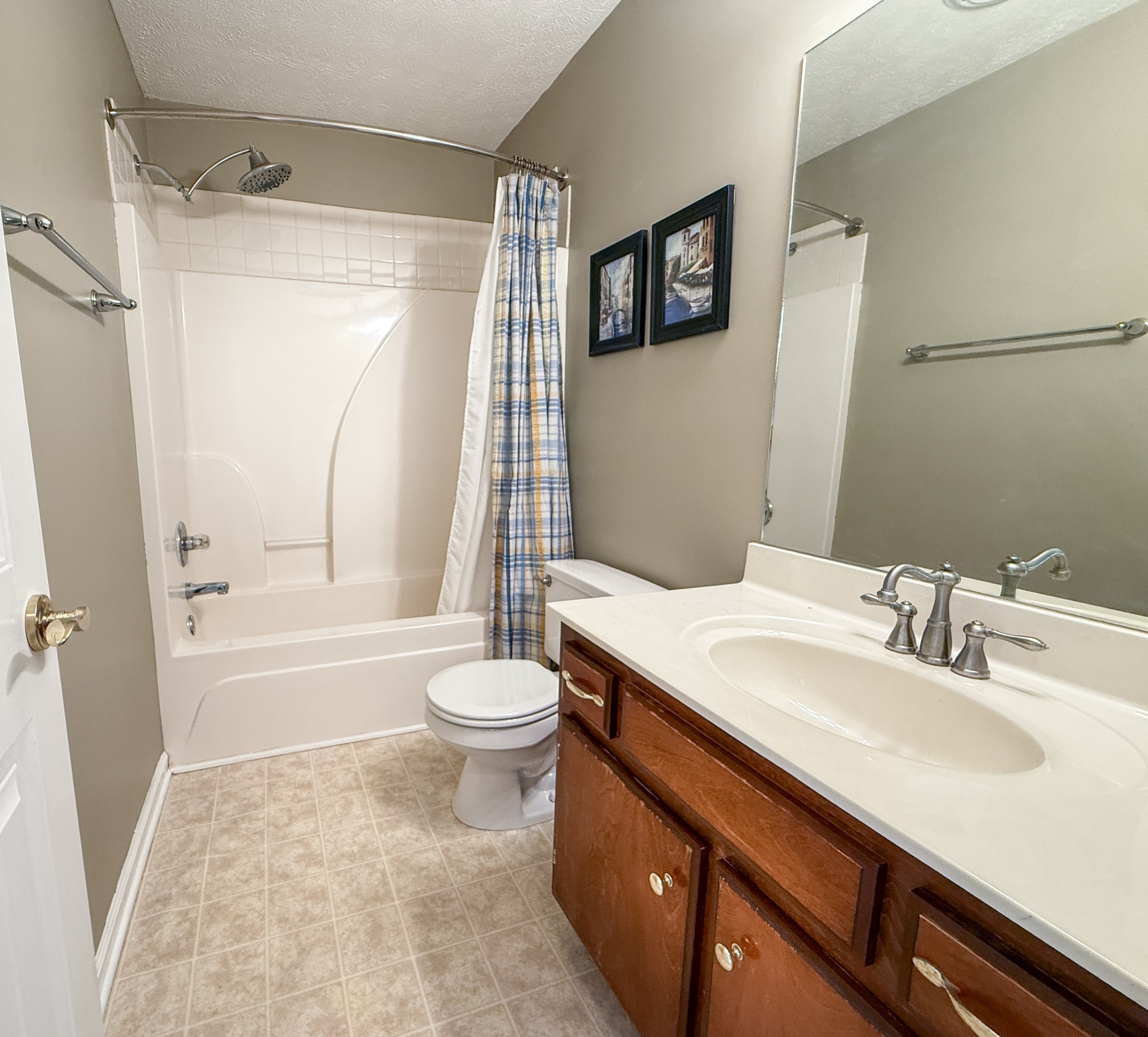1004 Fall Parkway Murfreesboro, TN 37129 - Photo 11 of 15 a bathroom with a sink a toilet and a bathtub