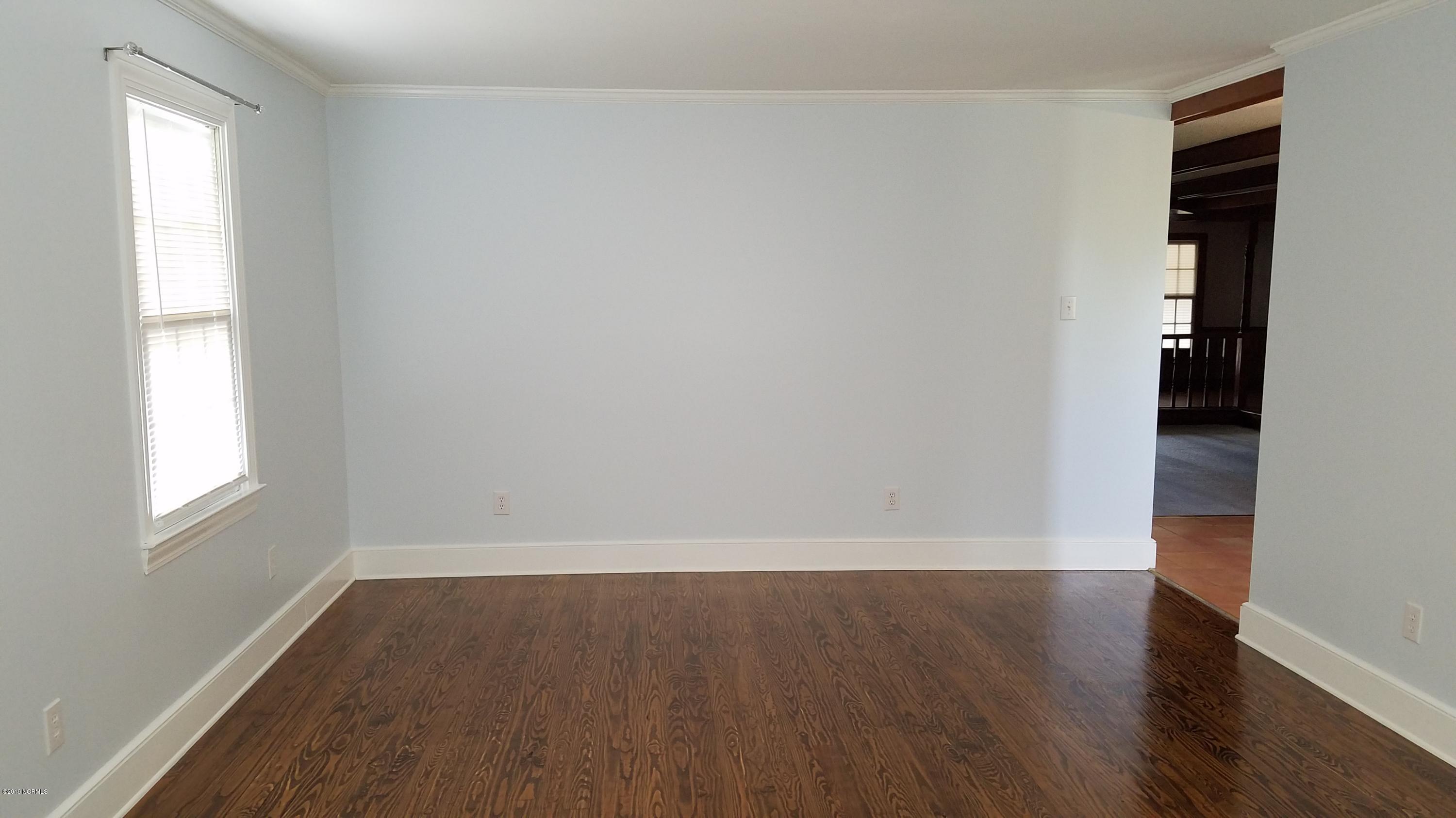 2005 British Road Kinston, NC 28501 - Photo 29 of 61 Living Room