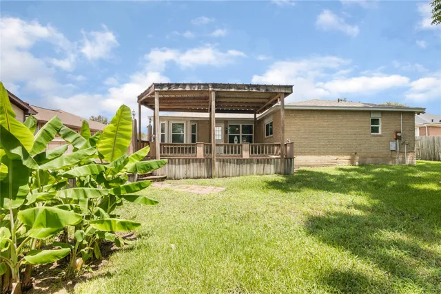 a front view of house with yard