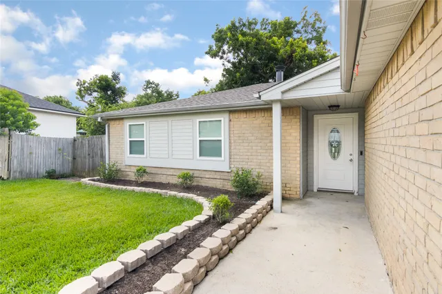 a view of a back yard of the house