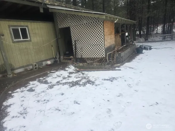 a view of a backyard