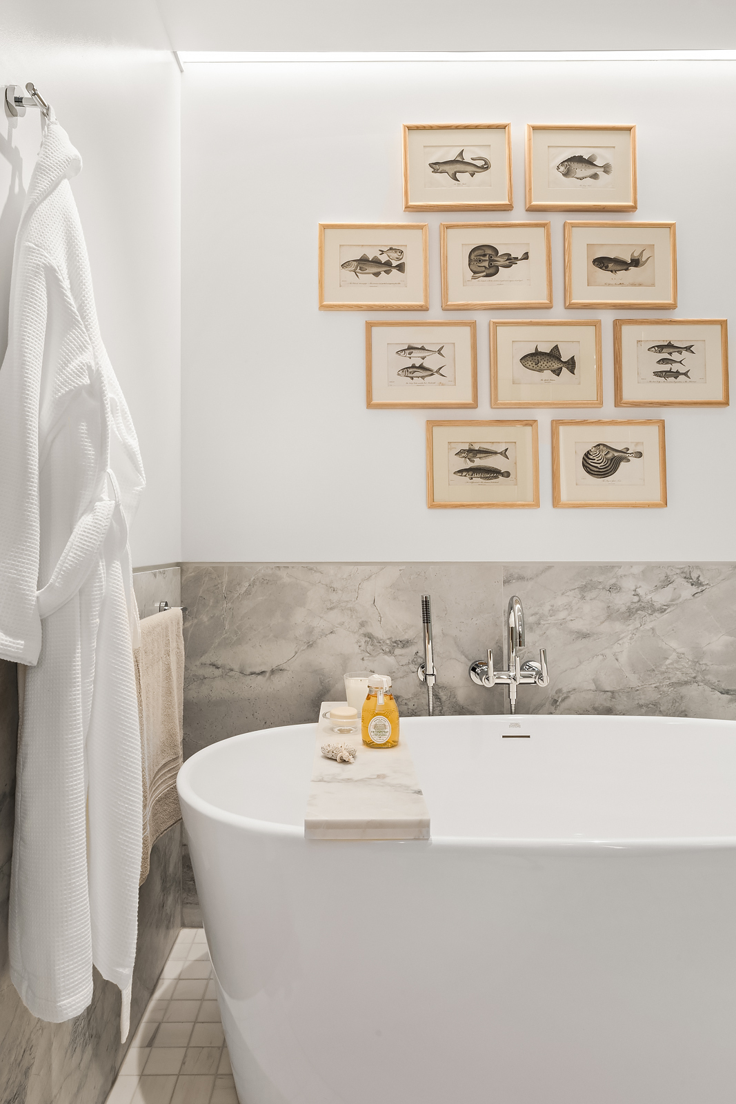 140 West 81st Street, Unit 2B Manhattan, NY 10024 - Photo 11 of 22 a bathroom with a bathtub and mirror