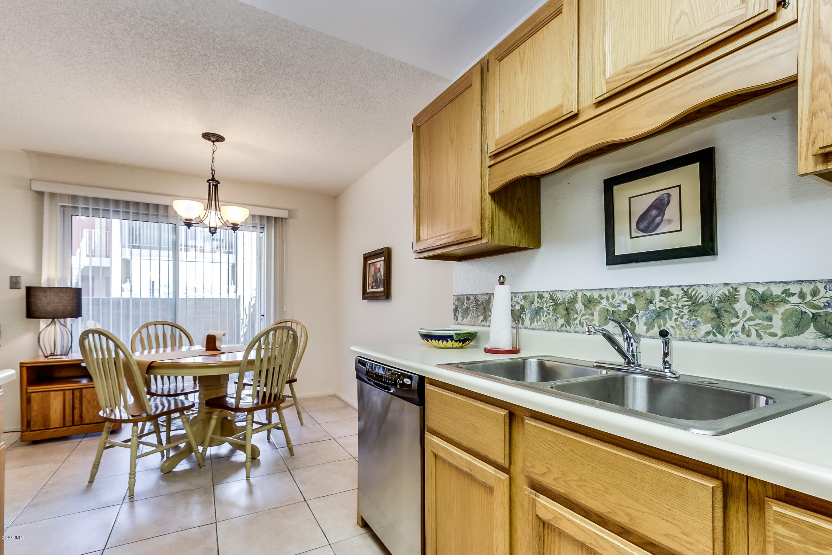 5525 East Thomas Road, Unit Q1 Phoenix, AZ 85018 - Photo 9 of 24 Kitchen and dining area