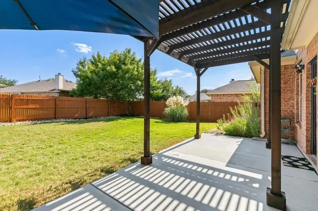 a view of a house with backyard and garden
