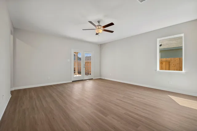 $2,075 | 335 Kingston Way, Waller, TX 77484