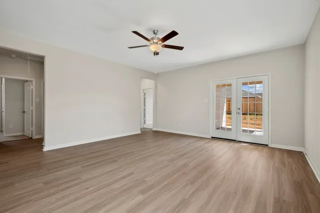 $2,075 | 335 Kingston Way, Waller, TX 77484