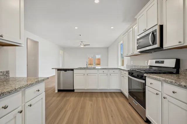 $2,075 | 335 Kingston Way, Waller, TX 77484