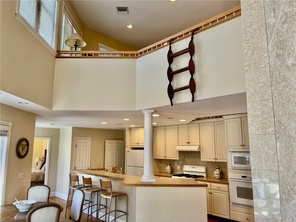 611 Wolcott Avenue Middletown, RI 02842 - Photo 4 of 31