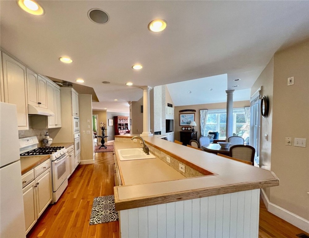 611 Wolcott Avenue Middletown, RI 02842 - Photo 8 of 31