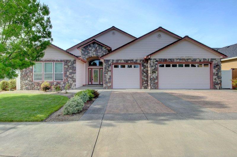 1007 Pumpkin Ridge Eagle Point, OR 97524 - Photo 1 of 34 Gallery Image 1