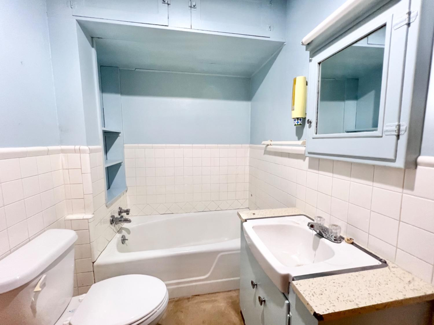 614 Southwest 2nd Street Lockney, TX 79241 - Photo 20 of 31 Guest Bathroom