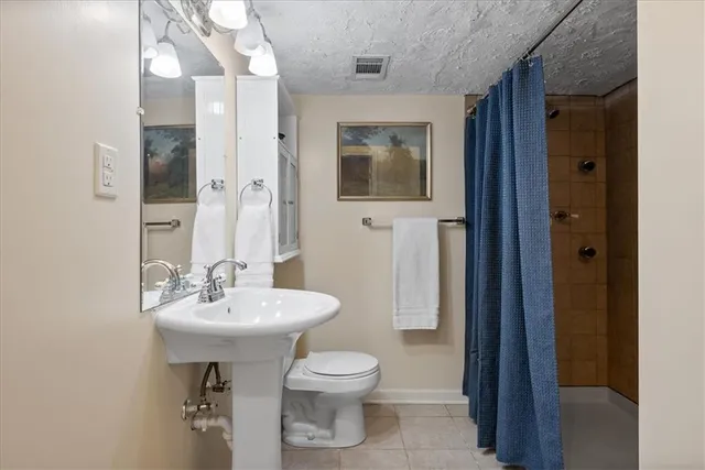 $340,000 | 916 Witch Hollow, Gardner, KS 66030