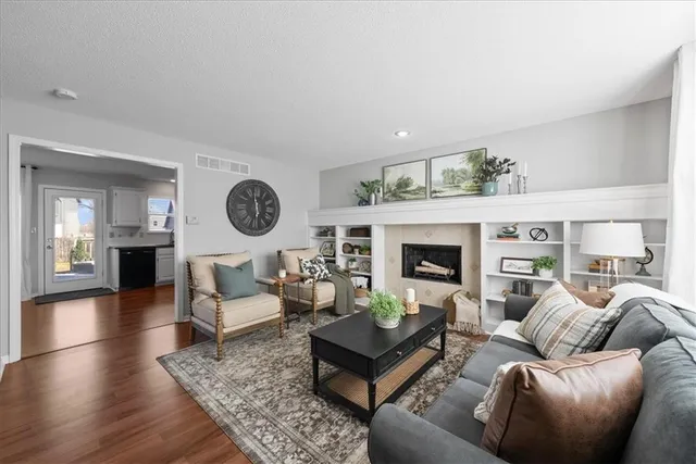 $340,000 | 916 Witch Hollow, Gardner, KS 66030