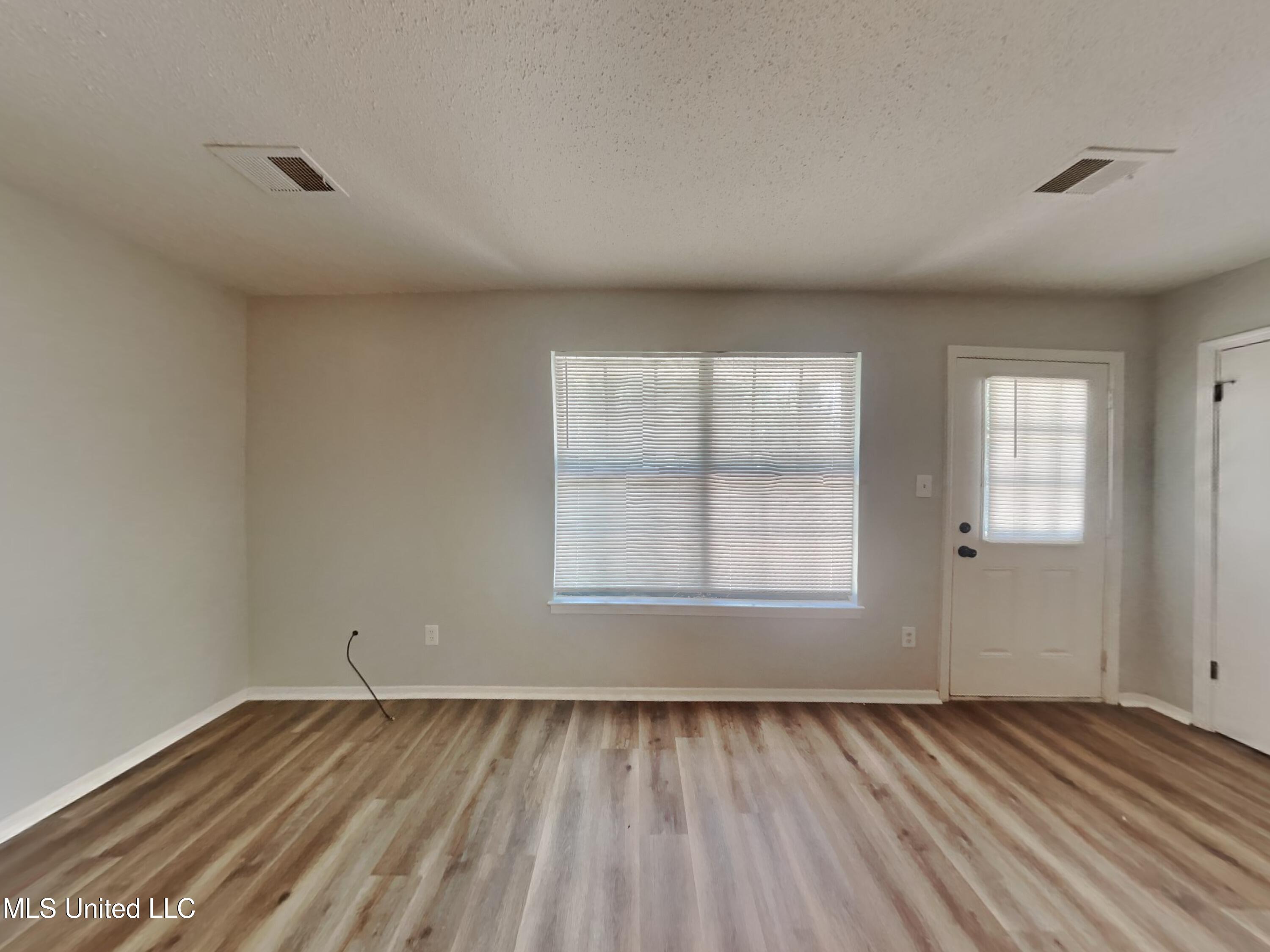 6185 Sandhurst Road Horn Lake, MS 38637 - Photo 2 of 22 2_Image_RoSU2xhYPA