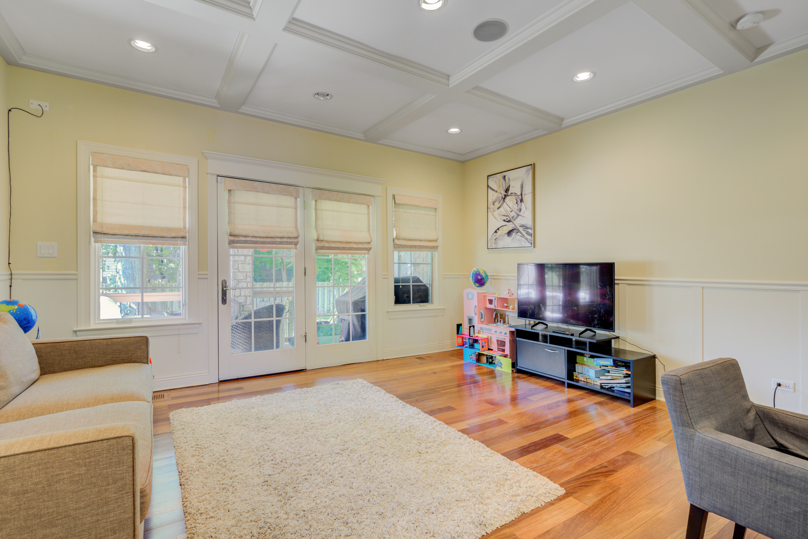 4436 Roslyn Road Downers Grove, IL 60515 - Photo 11 of 30 a living room with furniture and a flat screen tv