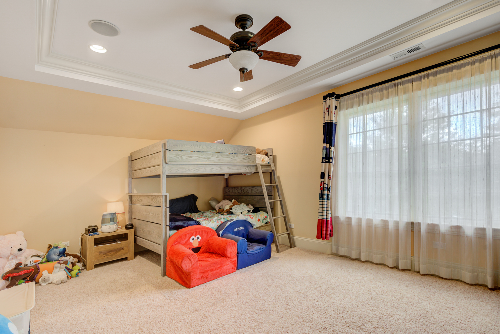 4436 Roslyn Road Downers Grove, IL 60515 - Photo 18 of 30 a bedroom with furniture and a bed