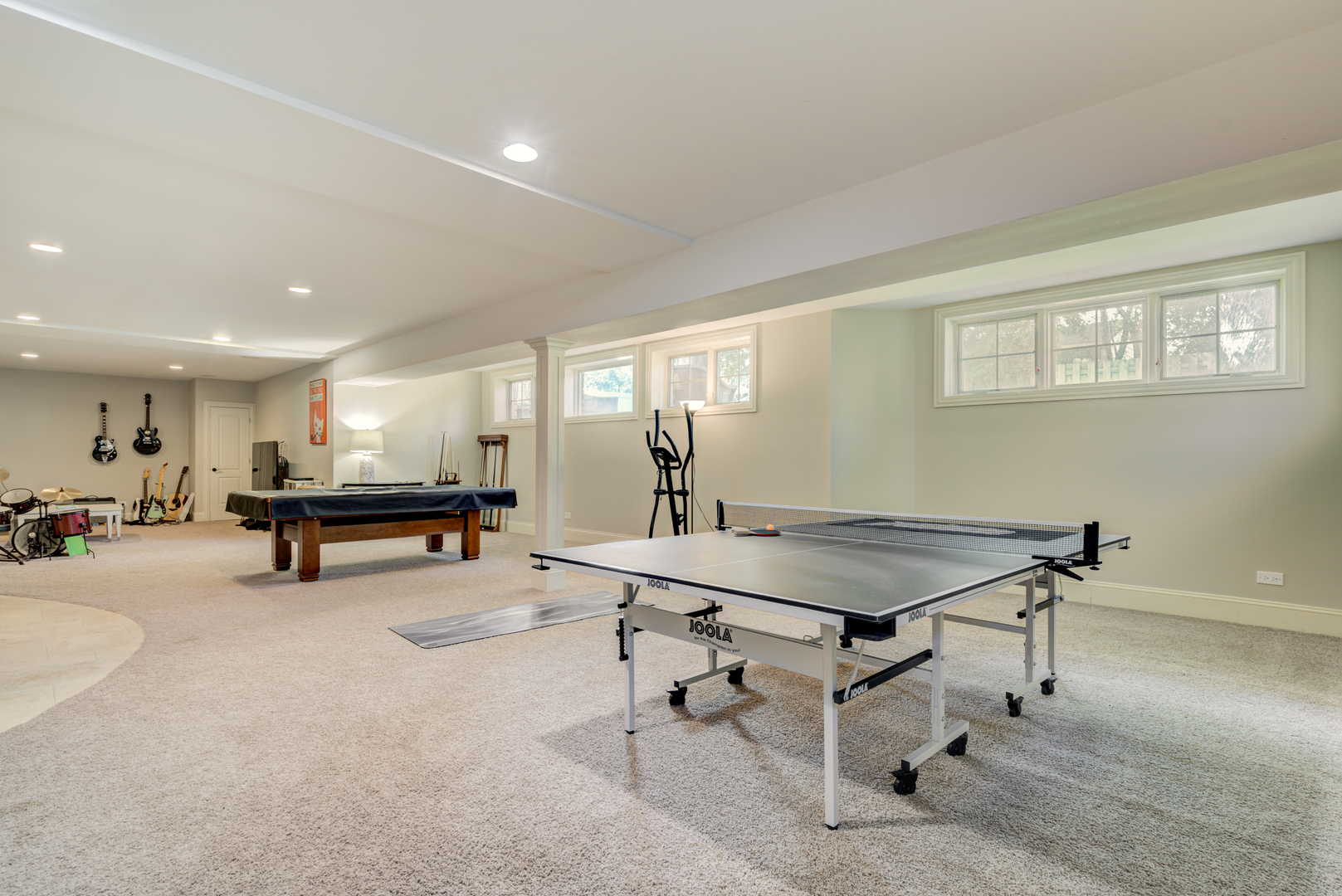 4436 Roslyn Road Downers Grove, IL 60515 - Photo 22 of 30 a room with table and chairs