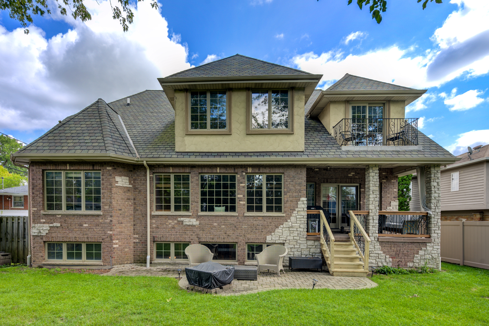 4436 Roslyn Road Downers Grove, IL 60515 - Photo 26 of 30 a front view of a house with garden