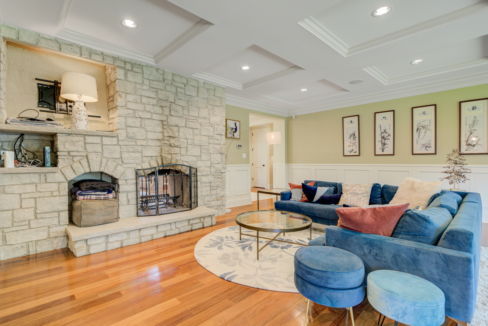 4436 Roslyn Road Downers Grove, IL 60515 - Photo 6 of 30 a living room with furniture and a wooden floor