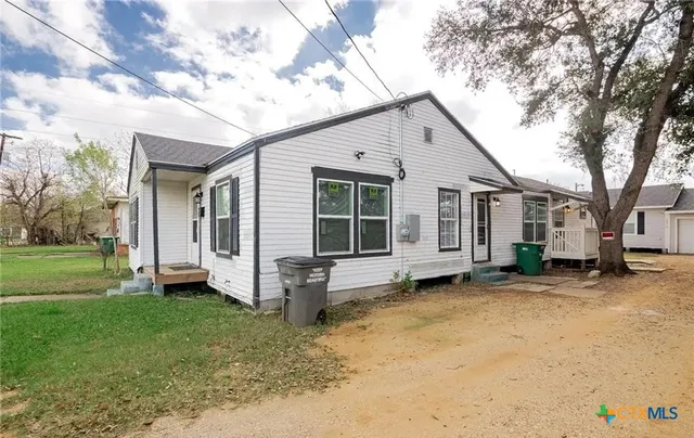 $1,350 | 2003 Woodlawn Street, Unit FRONT, Victoria, TX 77901