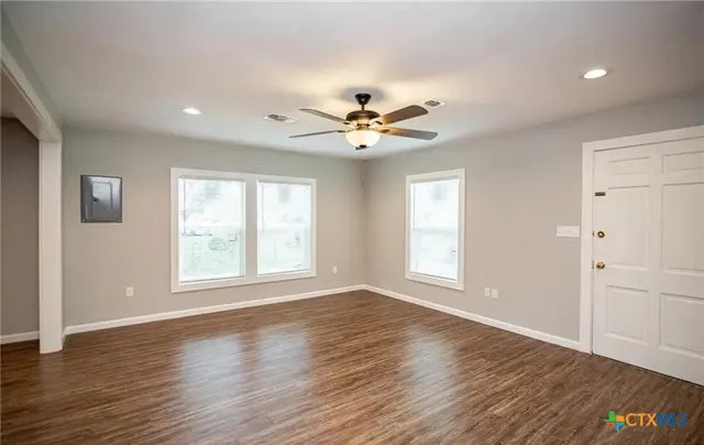 $1,350 | 2003 Woodlawn Street, Unit FRONT, Victoria, TX 77901