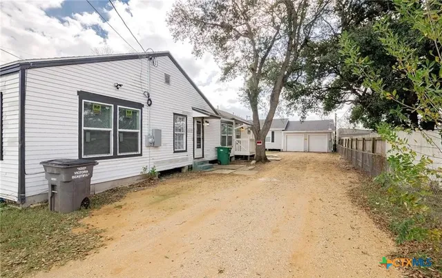 $1,350 | 2003 Woodlawn Street, Unit FRONT, Victoria, TX 77901