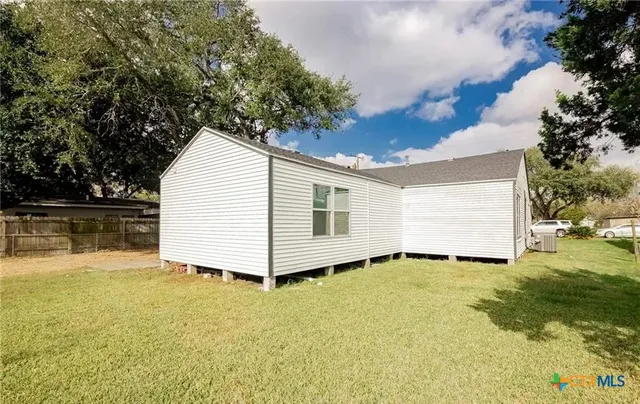 $1,350 | 2003 Woodlawn Street, Unit FRONT, Victoria, TX 77901