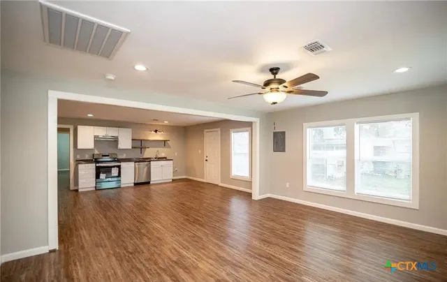 $1,350 | 2003 Woodlawn Street, Unit FRONT, Victoria, TX 77901