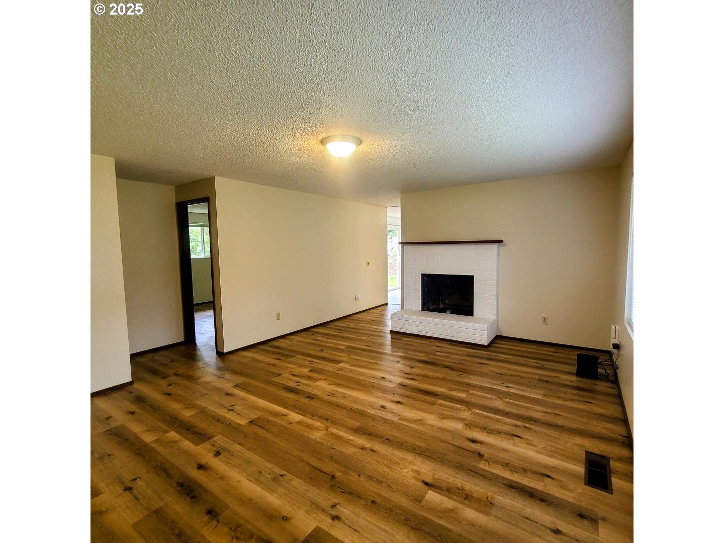 57178 Gladewood Road Coquille, OR 97423 - Photo 12 of 29 Living Room