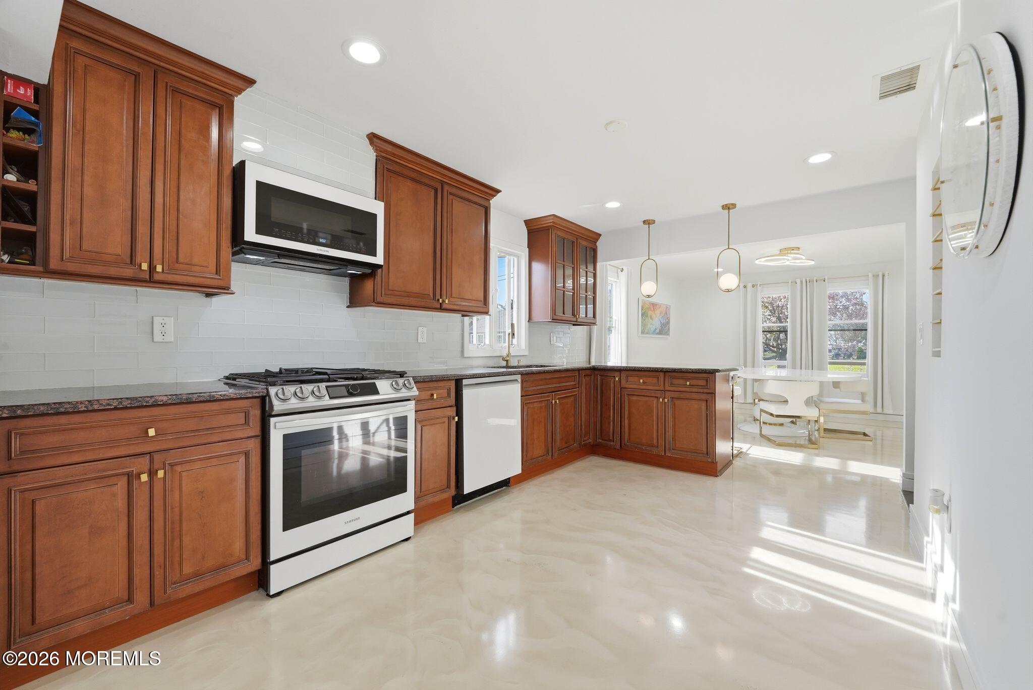 10 Minturn Road Toms River, NJ 08753 - Photo 5 of 42 23_10_Minturn_-_Cynthia_023