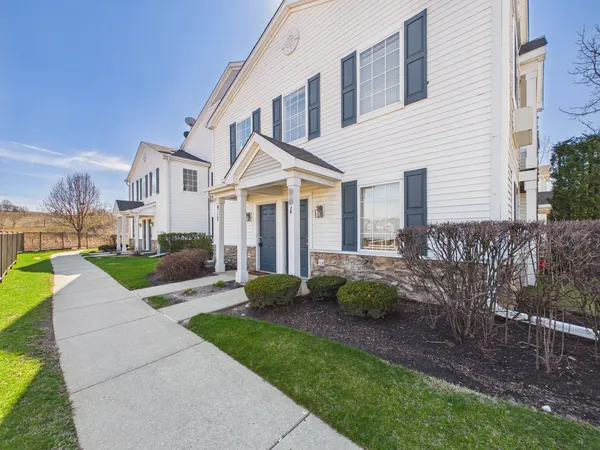 $1,900 | 917 Silverstone Drive, Unit 917, Carpentersville, IL 60110