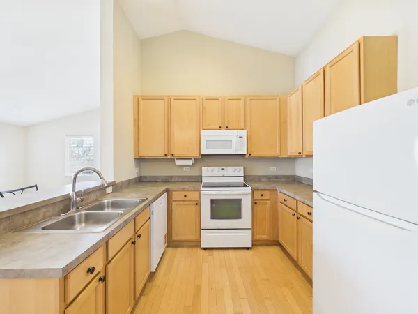 $1,900 | 917 Silverstone Drive, Unit 917, Carpentersville, IL 60110