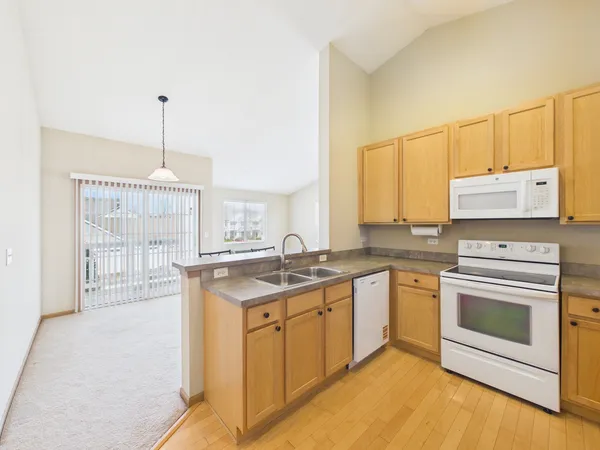 $1,900 | 917 Silverstone Drive, Unit 917, Carpentersville, IL 60110