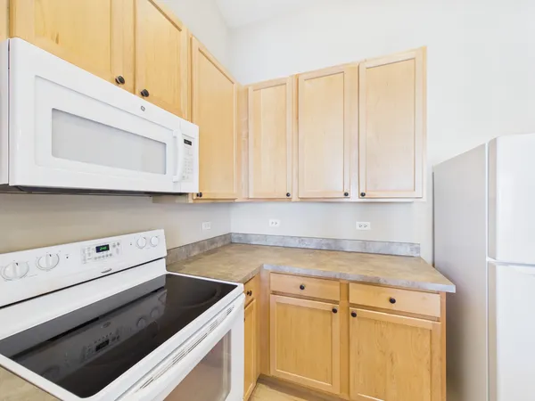 $1,900 | 917 Silverstone Drive, Unit 917, Carpentersville, IL 60110